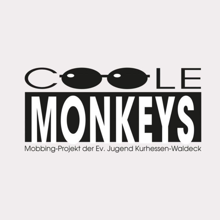 weißer Hintergrund mit schwarzem Schriftzug "Coole Monkeys", wobei die doppelten "oo´s" wie eine Sonnenbrile dargestellt sind.